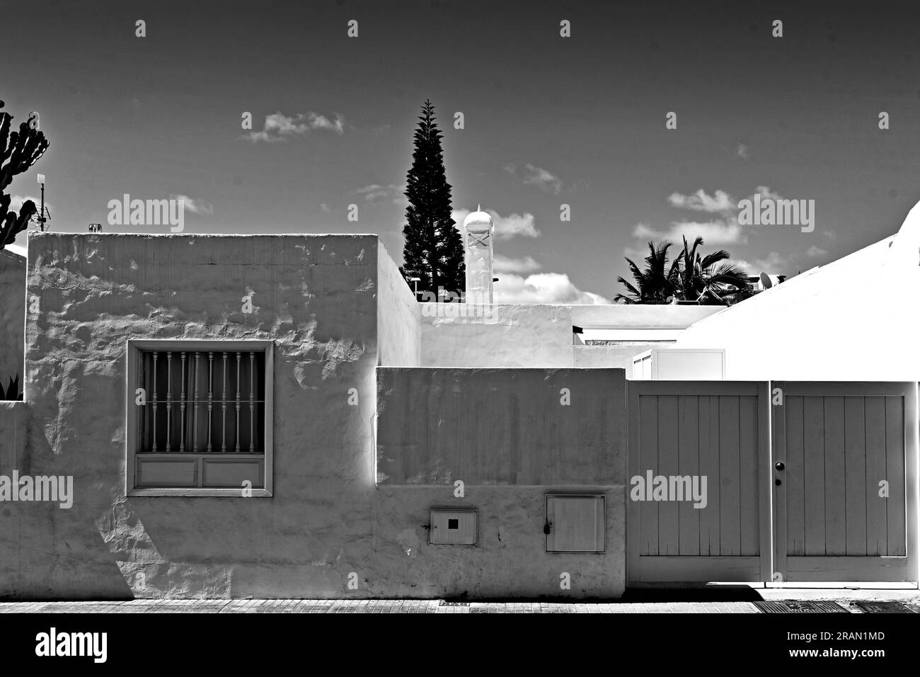 Lanzarote Kanarische Inseln Puerta del Carmen typischer lokaler lehmziegel-Wohnstil, weiß gestrichen, um das Sonnenlicht zu reflektieren Stockfoto