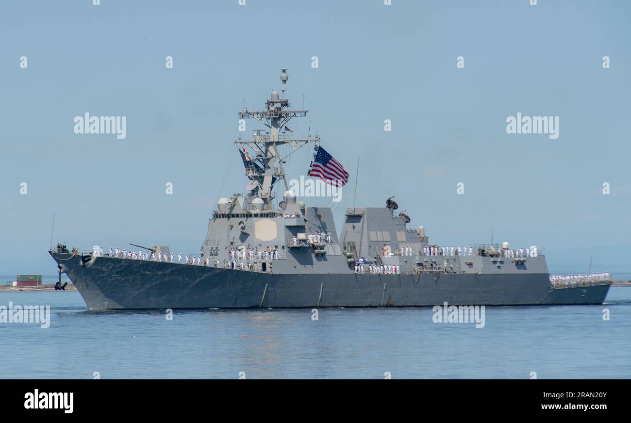 Der Arleigh-Burke-Class-Zerstörer USS Momsen (DDG 92) trifft am 3. Juli 2023 in Port Angeles, Washington, ein. Das Schiff besucht die Stadt während der Feierlichkeiten zum 4. Juli, um den Bürgern die Gelegenheit zu bieten, Seeleute zu treffen und die neuesten Fähigkeiten der heutigen Seeverkehrsdienste aus erster Hand zu erleben. (USA Marinefoto von Mass Communication Specialist 1. Class Heather C. Wamsley) Stockfoto