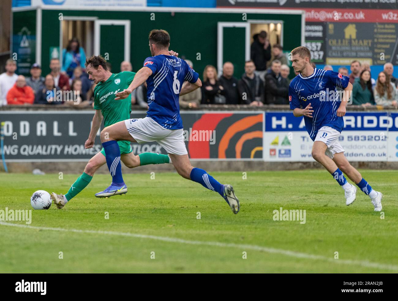 Matlock, Derbyshire, England, 4. Juli 2023. Liam Mandeville erreicht sein zweites Tor des Spiels, während des Matlock Town Football Club V Chesterfield Football Club im Proctor Cars Stadium, vor der Saison freundlich (Kreditbild: ©Cody Froggatt/Alamy Live News) Stockfoto