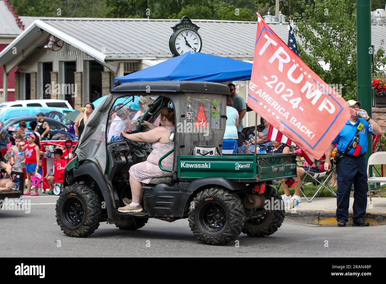 Millville, Usa. 04. Juli 2023. Corrynna Fosse fährt ein Fahrzeug mit einer Trump 2024-Flagge bei der Millville Community Fire Company Independence Day Parade am Juli 4 2023 in Millville, Pa. (Foto: Paul Weaver/Sipa USA) Guthaben: SIPA USA/Alamy Live News Stockfoto