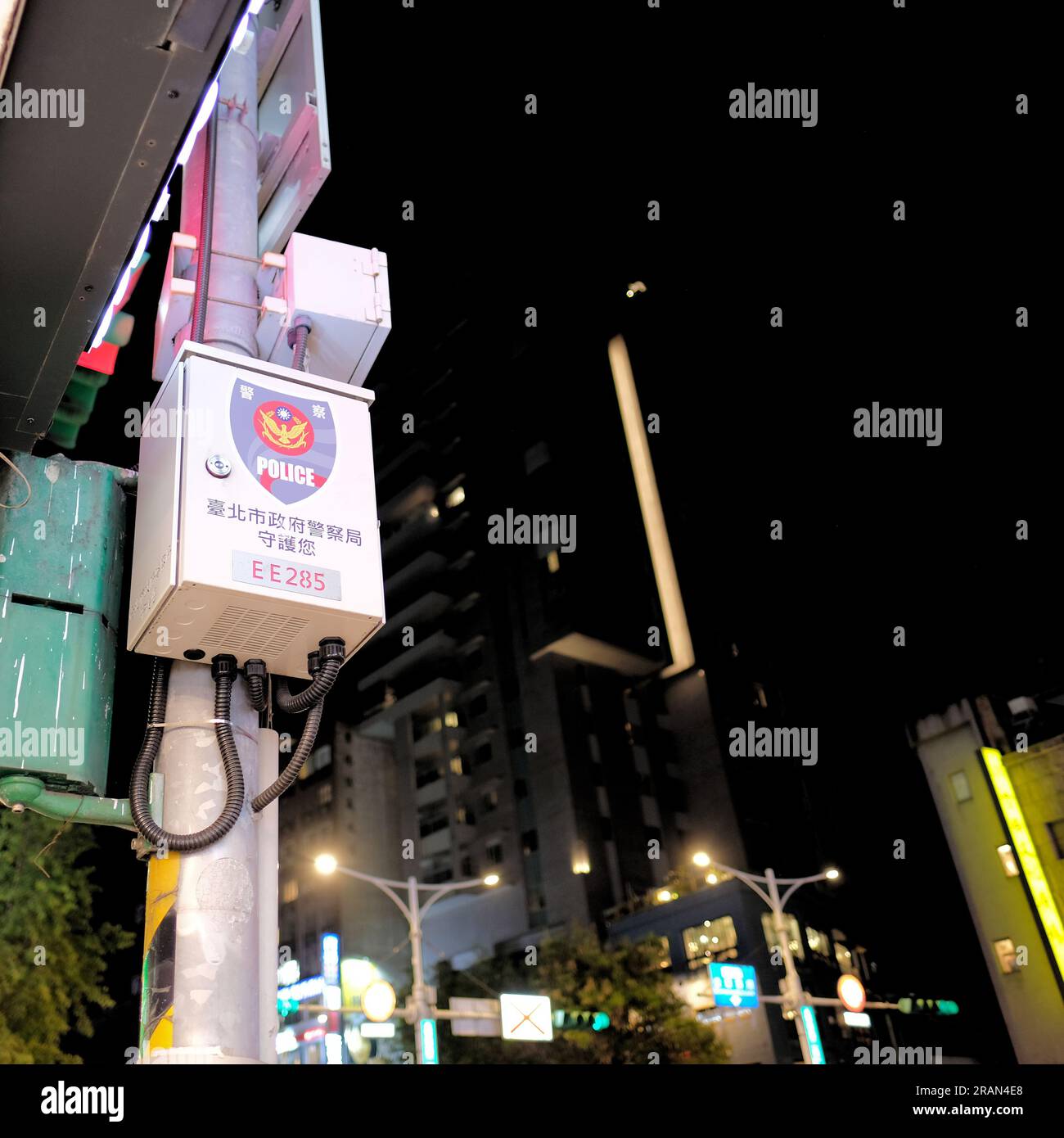 Die Überwachungskamera der Polizei von Taipei ist an einem Pfosten montiert, um den Verkehr und die Straßen zu überwachen und Sicherheit, Wachsamkeit in Taiwan zu gewährleisten. Stockfoto