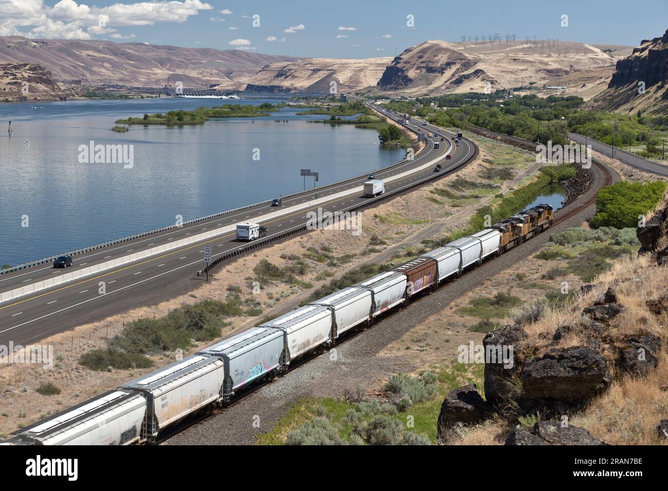 Columbia River Gorge, Union Pacific Railroad, Interstate Highway I-84, Fahrzeugverkehr, John Day Lock & Dam, Oregon. Stockfoto