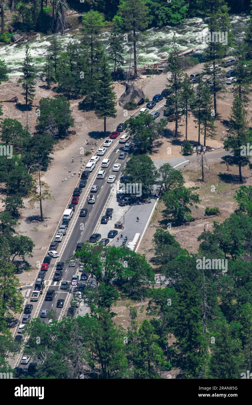 Der Blick auf den überfüllten Verkehr mit vielen Autos auf der Straße im Sommer im Yosemite National Park, Kalifornien - von oben gesehen. Stockfoto