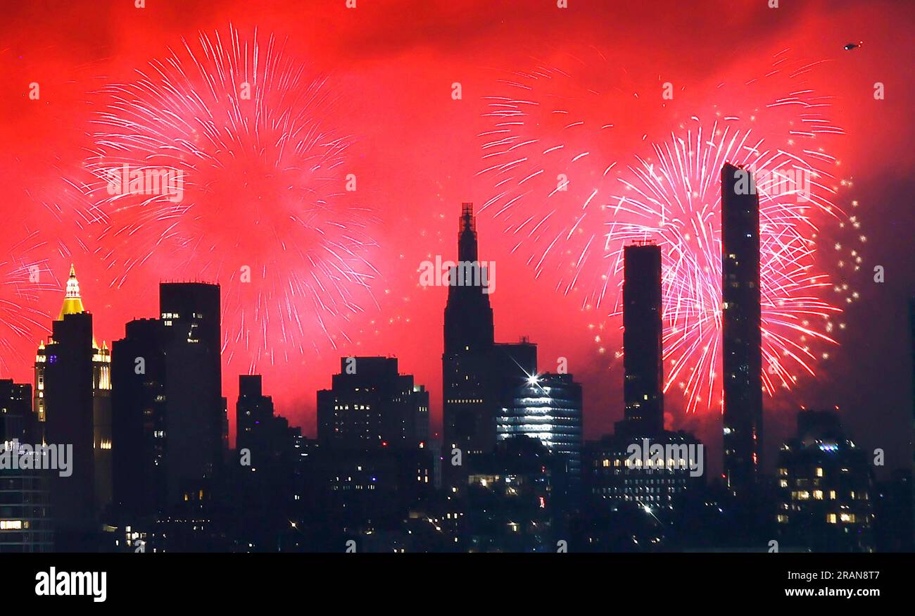 Stadt, Usa. 04. Juli 2023. Das Feuerwerk explodiert über der Skyline von Manhattan zum jährlichen Macy's 4. of July Fireworks Spectacular for Independence Day am Dienstag, den 4. Juli 2023, aus Sicht von Union City, New Jersey. Foto: John Angelillo/UPI Credit: UPI/Alamy Live News Stockfoto