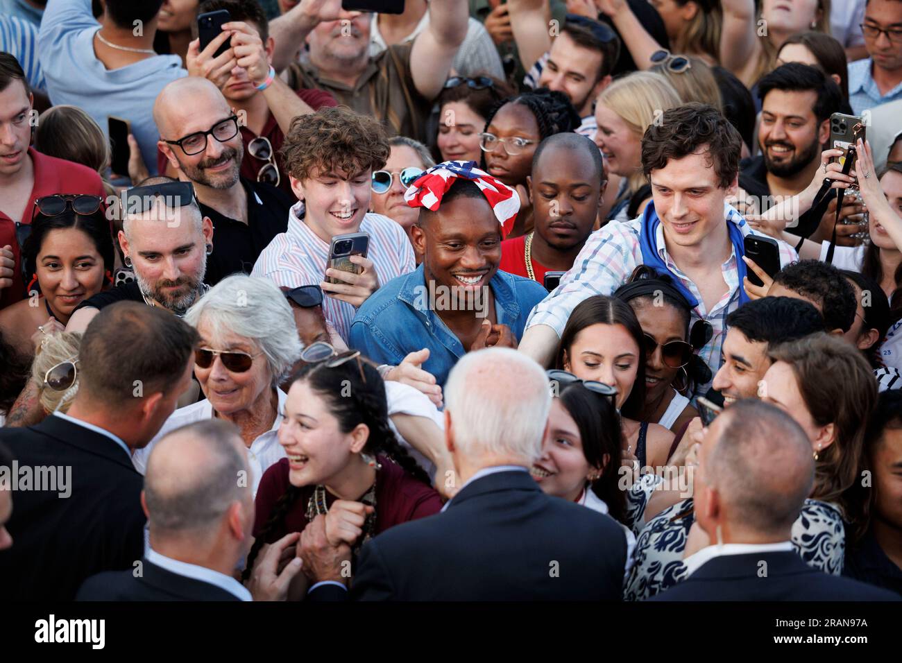 Washington, Usa. 04. Juli 2023. Präsident Joe Biden begrüßt die Teilnehmer bei einer Veranstaltung am 4. Juli 2023 im südlichen Rasen des Weißen Hauses in Washington, DC. Präsident Biden ist Gastgeber der Veranstaltung für Familien von Militärangehörigen und Veteranen, Pflegekräfte und Überlebende zur Feier des Unabhängigkeitstages. Foto: Ting Shen/UPI Credit: UPI/Alamy Live News Stockfoto