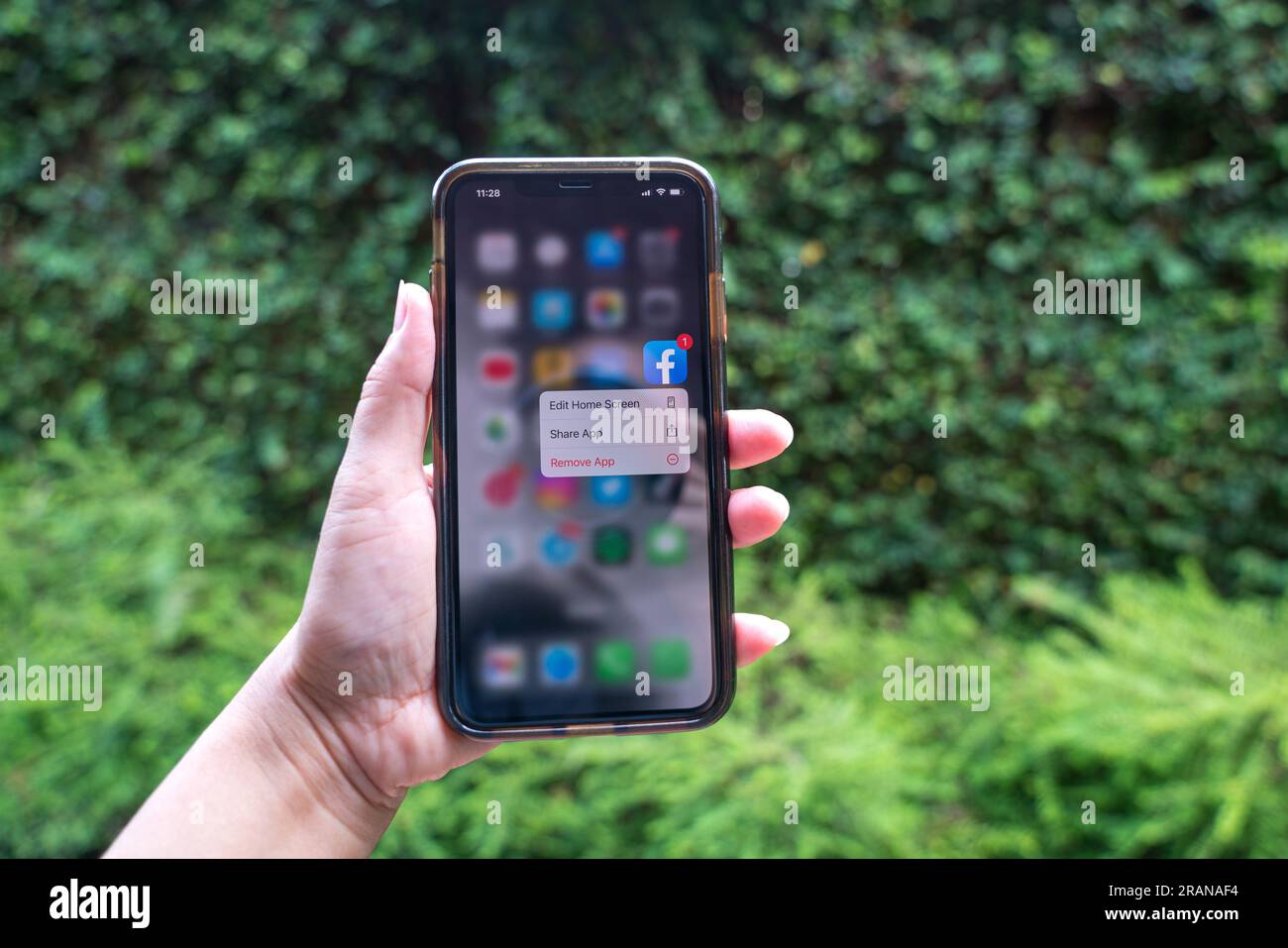 Kuala Lumpur, Malaysia - 29. Juni 2023: Nahaufnahme einer Hand mit einem Mobiltelefon und Facebook-App-Symbol, einer leistungsstarken Anwendung für soziale Medien. Stockfoto