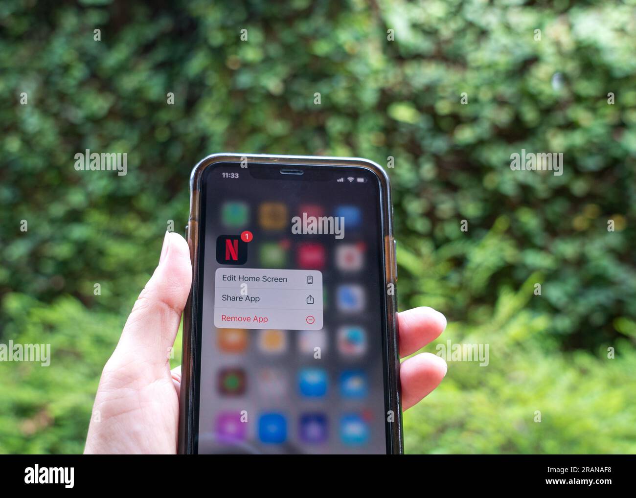 Kuala Lumpur, Malaysia - 29. Juni 2023: Nahaufnahme einer Hand mit einem Mobiltelefon und einem Netflix App-Symbol, einer Online-Streaming-Plattform. Stockfoto