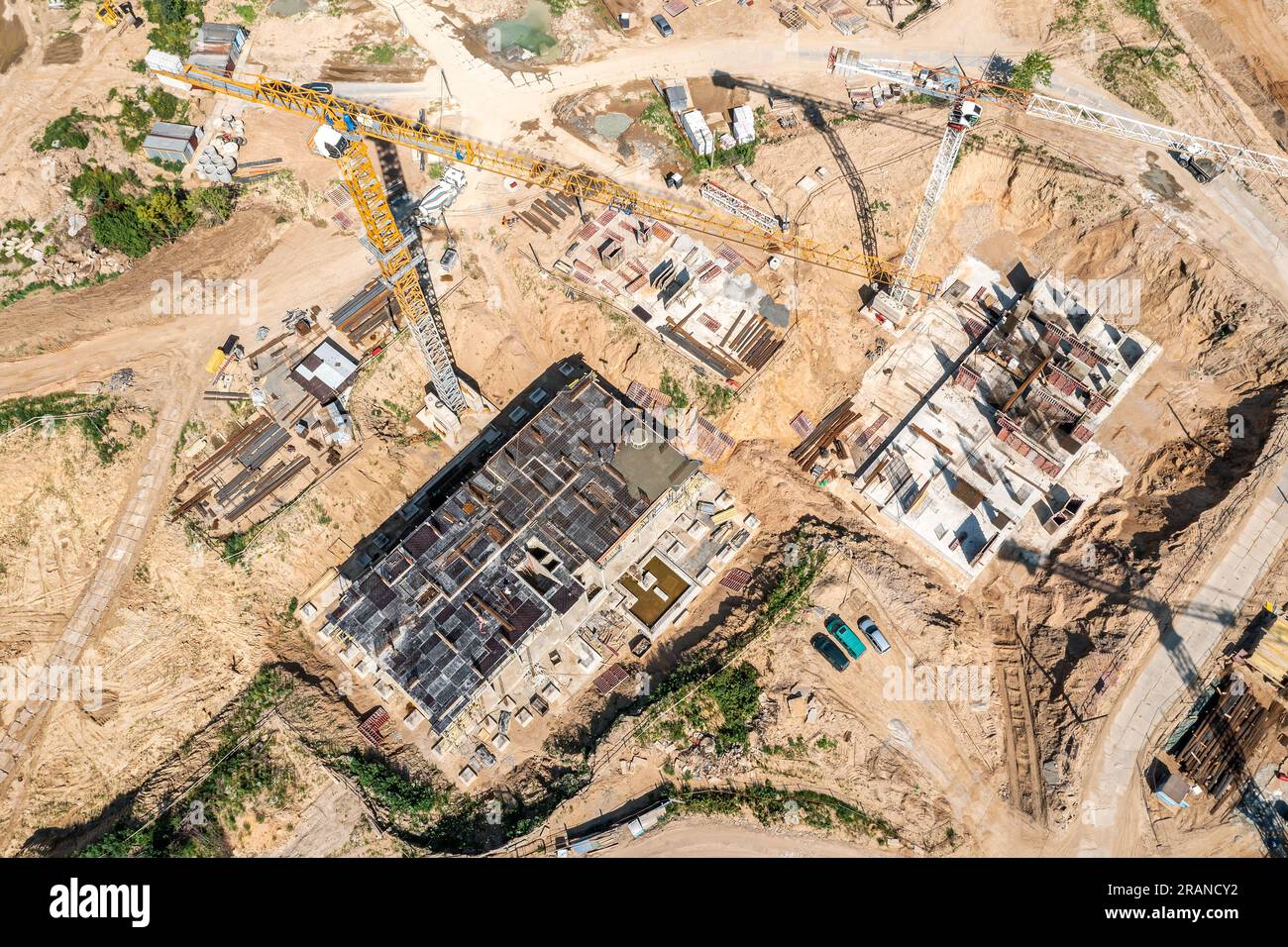 Bau von Stahlbetonfundamenten für Hochhäuser. Luftbild, Draufsicht. Stockfoto