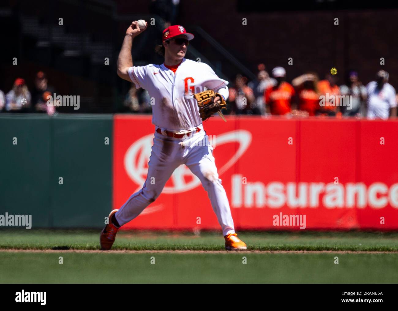 Juli 04 2023 San Francisco CA, USA San Francisco Shortstop Casey Schmitt (6) wirft den Ball während des MLB-Spiels zwischen den Seattle Mariners und den San Francisco Giants im Oracle Park San Francisco Calif. An die erste Base Thurman James/CSM Stockfoto