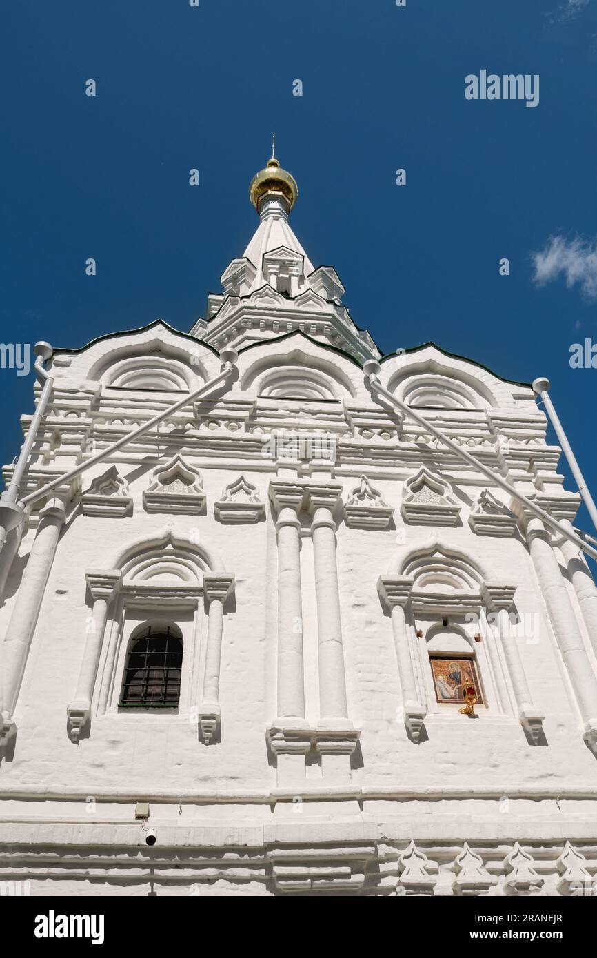 Torkirche zu Ehren der Ikone der Mutter Gottes von Kasan. Der zentrale Eingang zum Kloster der Heiligen Dreifaltigkeit in Murom, gegründet 1643. Stockfoto