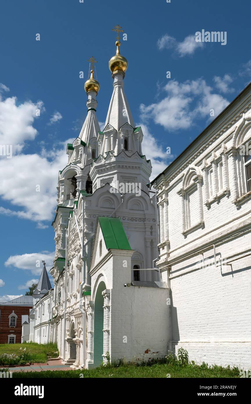 Torkirche zu Ehren der Ikone der Mutter Gottes von Kasan. Der zentrale Eingang zum Kloster der Heiligen Dreifaltigkeit in Murom, gegründet 1643. Stockfoto