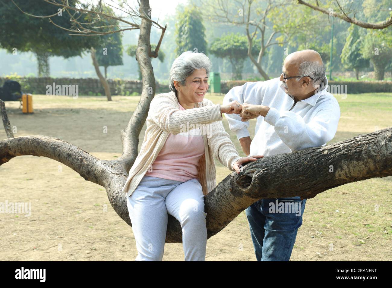Ein altes indisches Paar, das eine gute romantische Zeit im grünen Park hat, umgeben von einer ruhigen Atmosphäre und einer frischen Luft Umgebung am Tag. Stockfoto