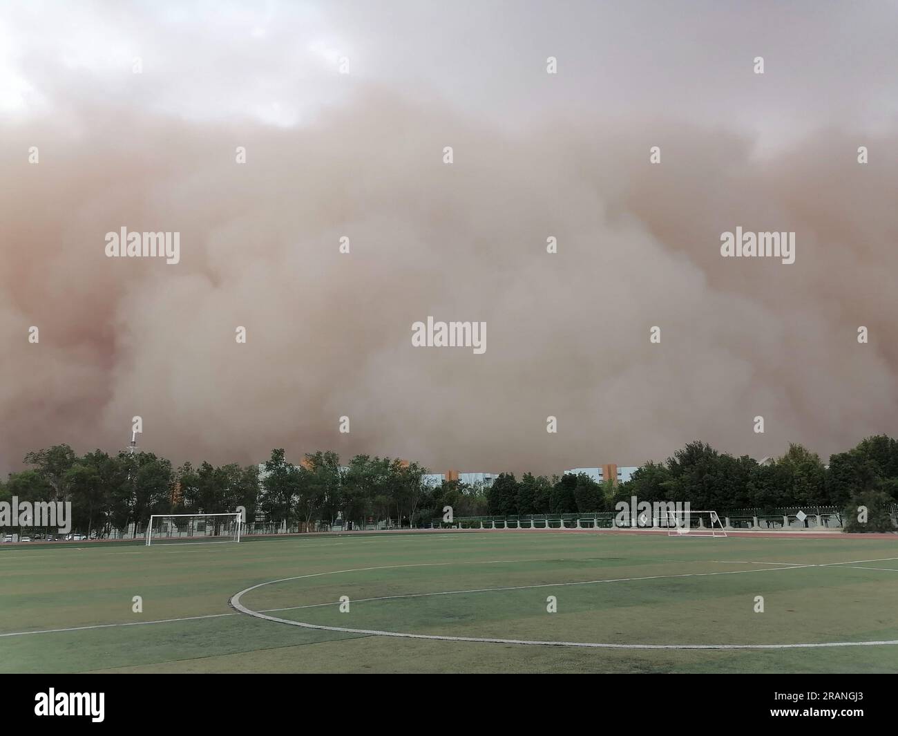 HAMI, CHINA - 2. JULI 2023 - der klare Himmel wird von einem Sandsturm in Hami, Provinz Xinjiang, China, 2. Juli 2023 verdeckt. Stockfoto