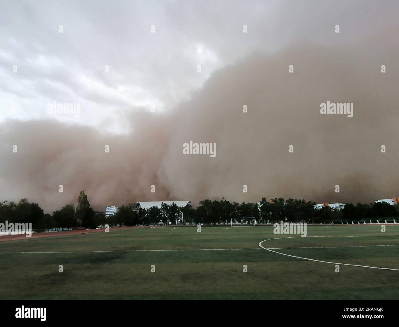 HAMI, CHINA - 2. JULI 2023 - der klare Himmel wird von einem Sandsturm in Hami, Provinz Xinjiang, China, 2. Juli 2023 verdeckt. Stockfoto