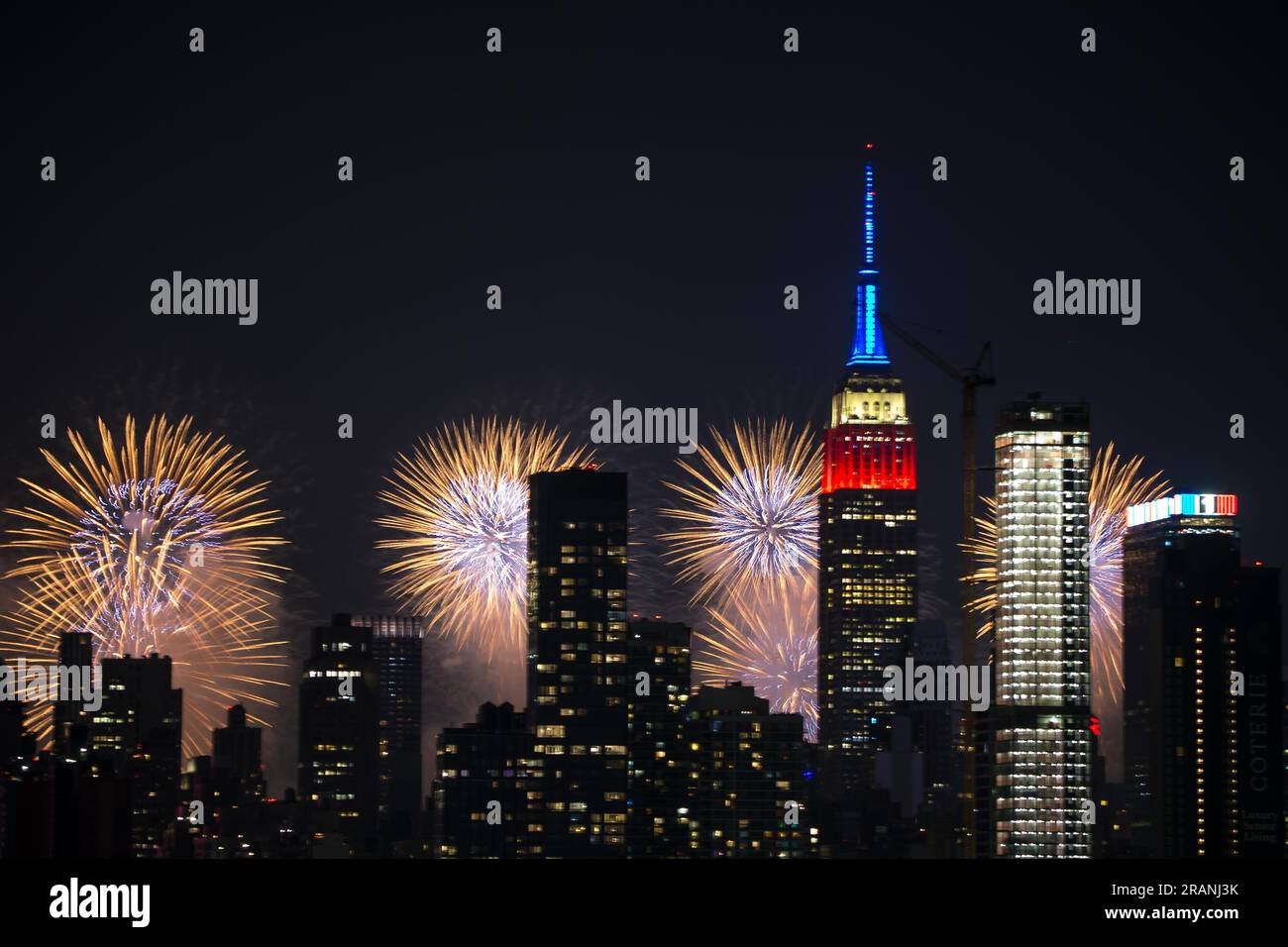 New York City am 4. Juli 2023 wird der amerikanische Unabhängigkeitstag mit Macy's Feuerwerk vom 4. Juli neben dem Empire State Building in New York City am 4. Juli 2023 gefeiert, wie aus Sicht von Weehawken, New Jersey, zu sehen ist. Kredit: Brasilien Photo Press/Alamy Live News Stockfoto