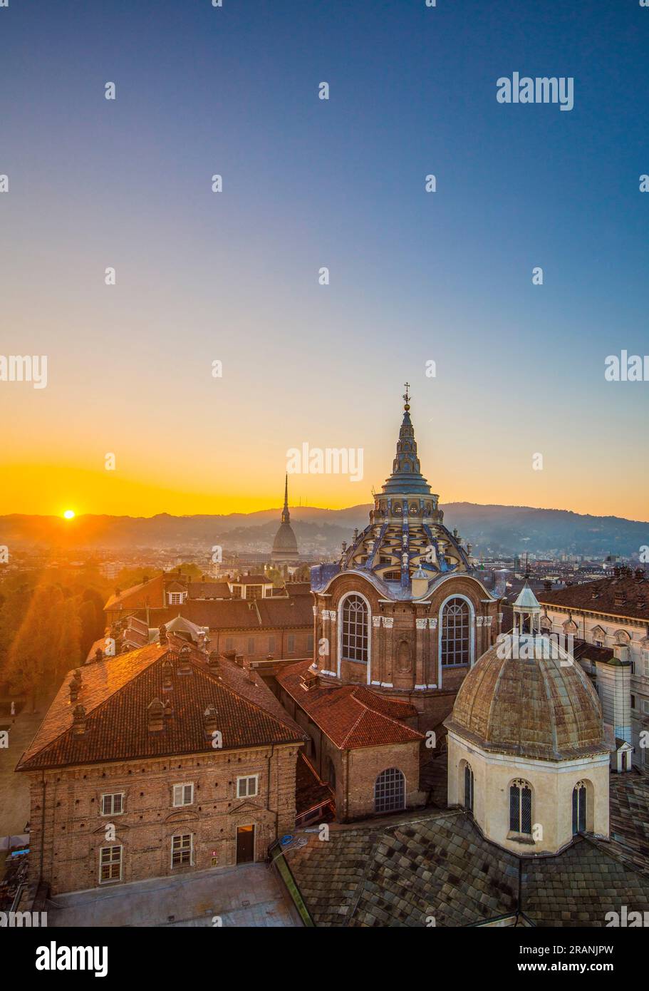 Blick vom Glockenturm der Kathedrale, auf dem Dom der Kapelle des Heiligen Grabtuchs, Turin, Piemont, Italien Stockfoto