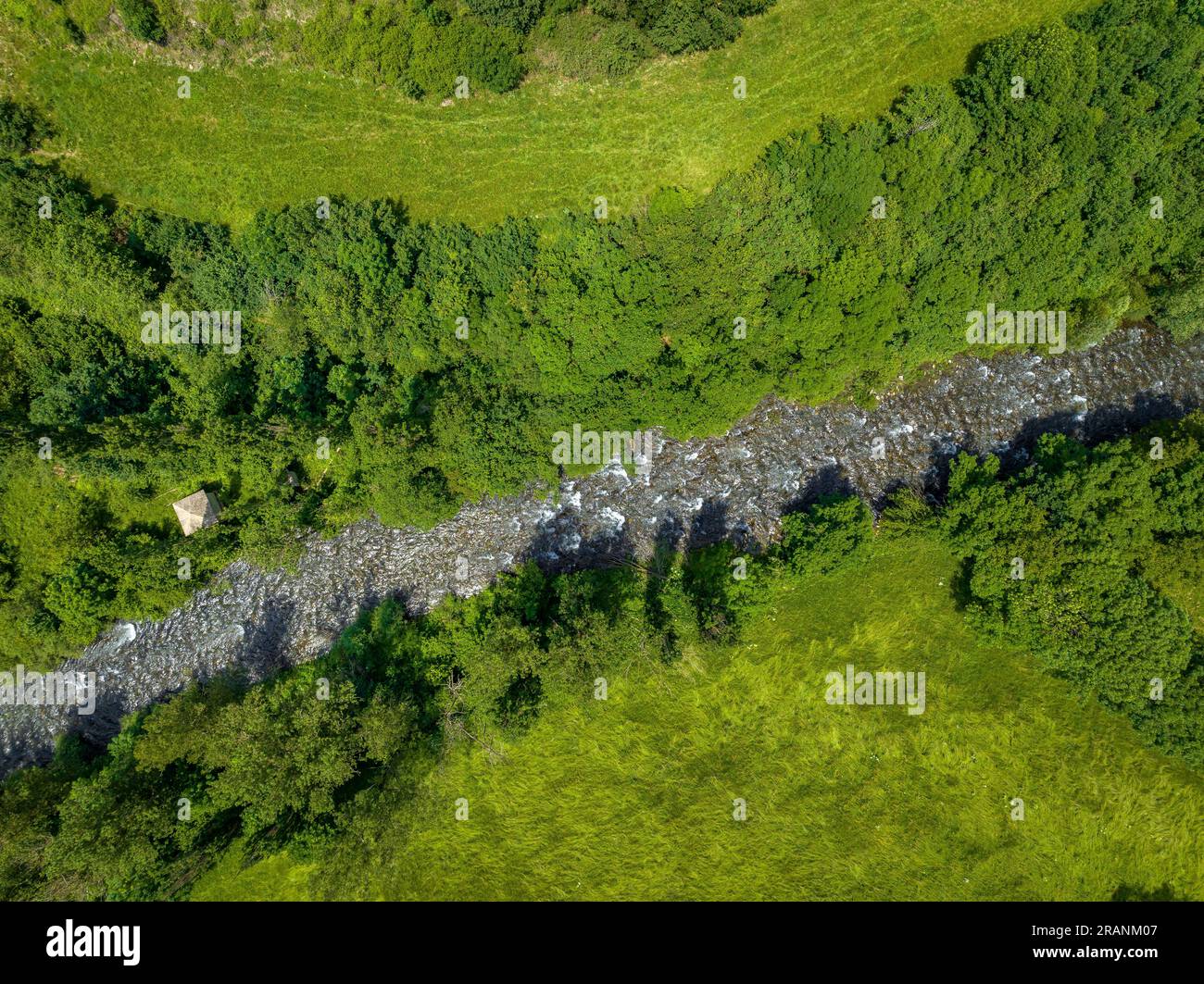 Luftaufnahme des Flusses Noguera de Tor im Boí-Tal am Llesp-Reservoir (Alta Ribagorcka, Lleida, Katalonien, Spanien, Pyrenäen) Stockfoto