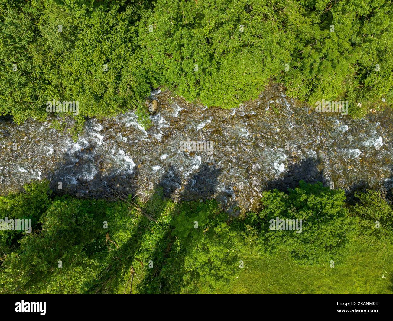 Luftaufnahme des Flusses Noguera de Tor im Boí-Tal am Llesp-Reservoir (Alta Ribagorcka, Lleida, Katalonien, Spanien, Pyrenäen) Stockfoto