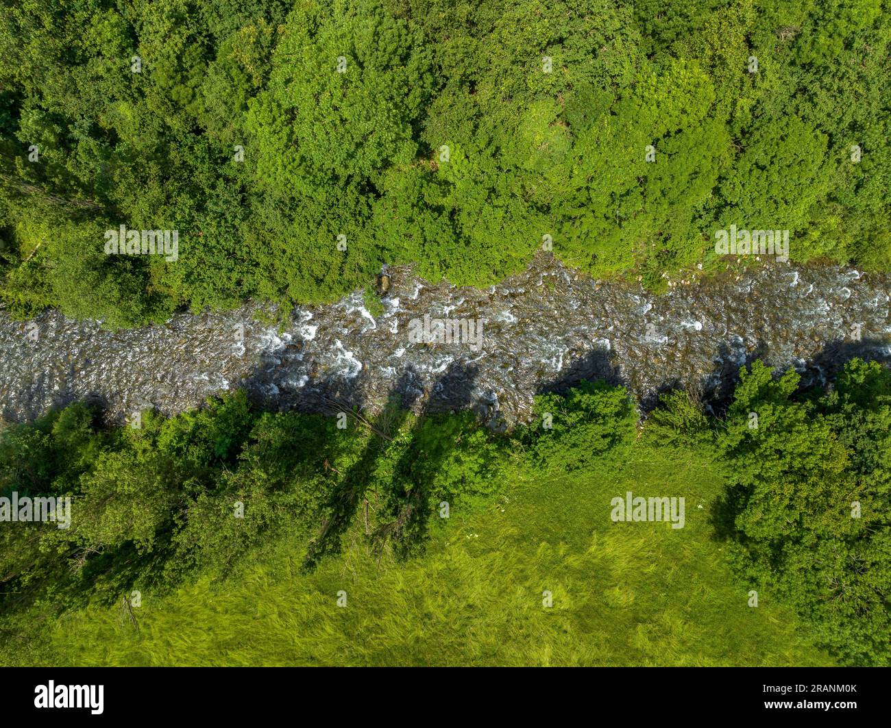Luftaufnahme des Flusses Noguera de Tor im Boí-Tal am Llesp-Reservoir (Alta Ribagorcka, Lleida, Katalonien, Spanien, Pyrenäen) Stockfoto