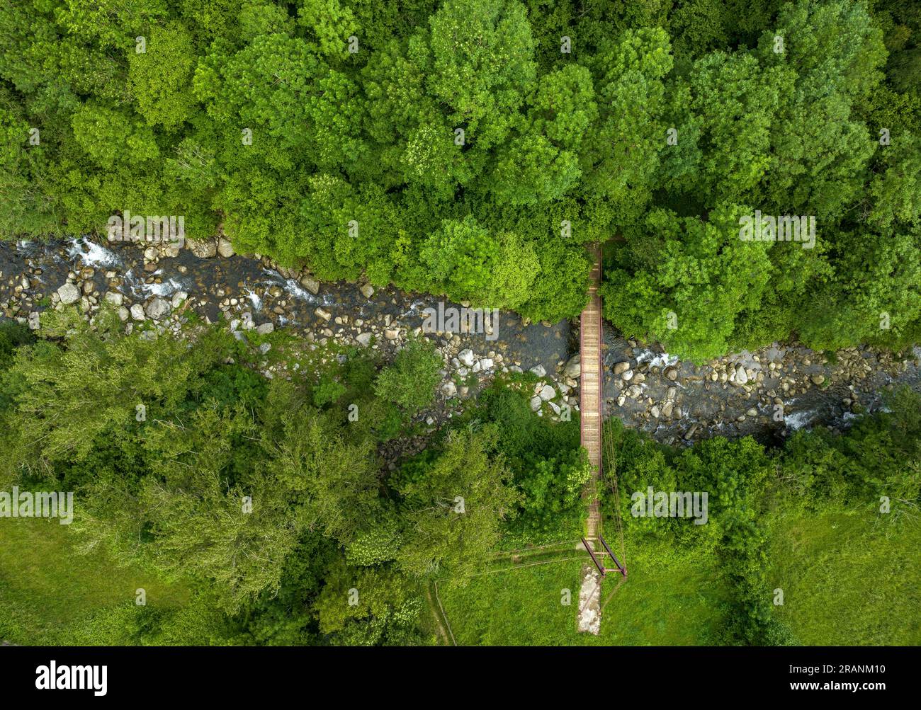 Blick auf den Fluss Noguera de Tor im Gebiet von Cardet im Vall de Boí (Alta Ribagorcca, Lleida, Katalonien, Spanien, Pyrenäen) aus der Vogelperspektive Stockfoto