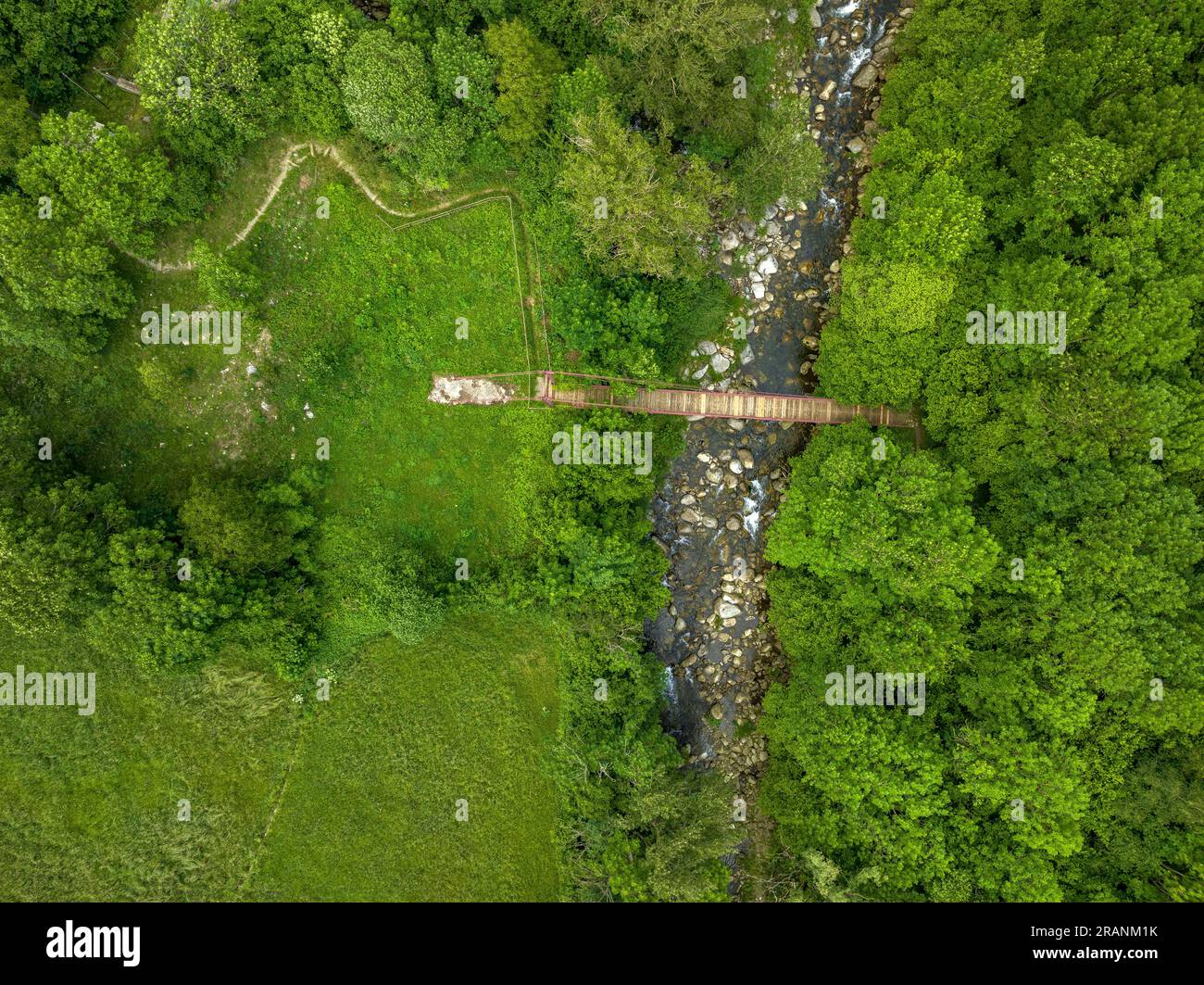 Blick auf den Fluss Noguera de Tor im Gebiet von Cardet im Vall de Boí (Alta Ribagorcca, Lleida, Katalonien, Spanien, Pyrenäen) aus der Vogelperspektive Stockfoto