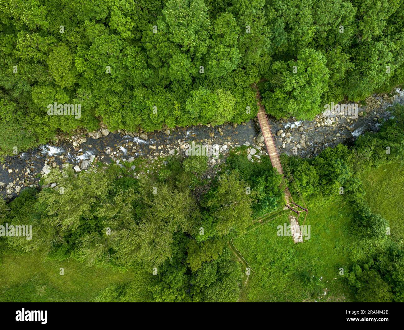 Blick auf den Fluss Noguera de Tor im Gebiet von Cardet im Vall de Boí (Alta Ribagorcca, Lleida, Katalonien, Spanien, Pyrenäen) aus der Vogelperspektive Stockfoto