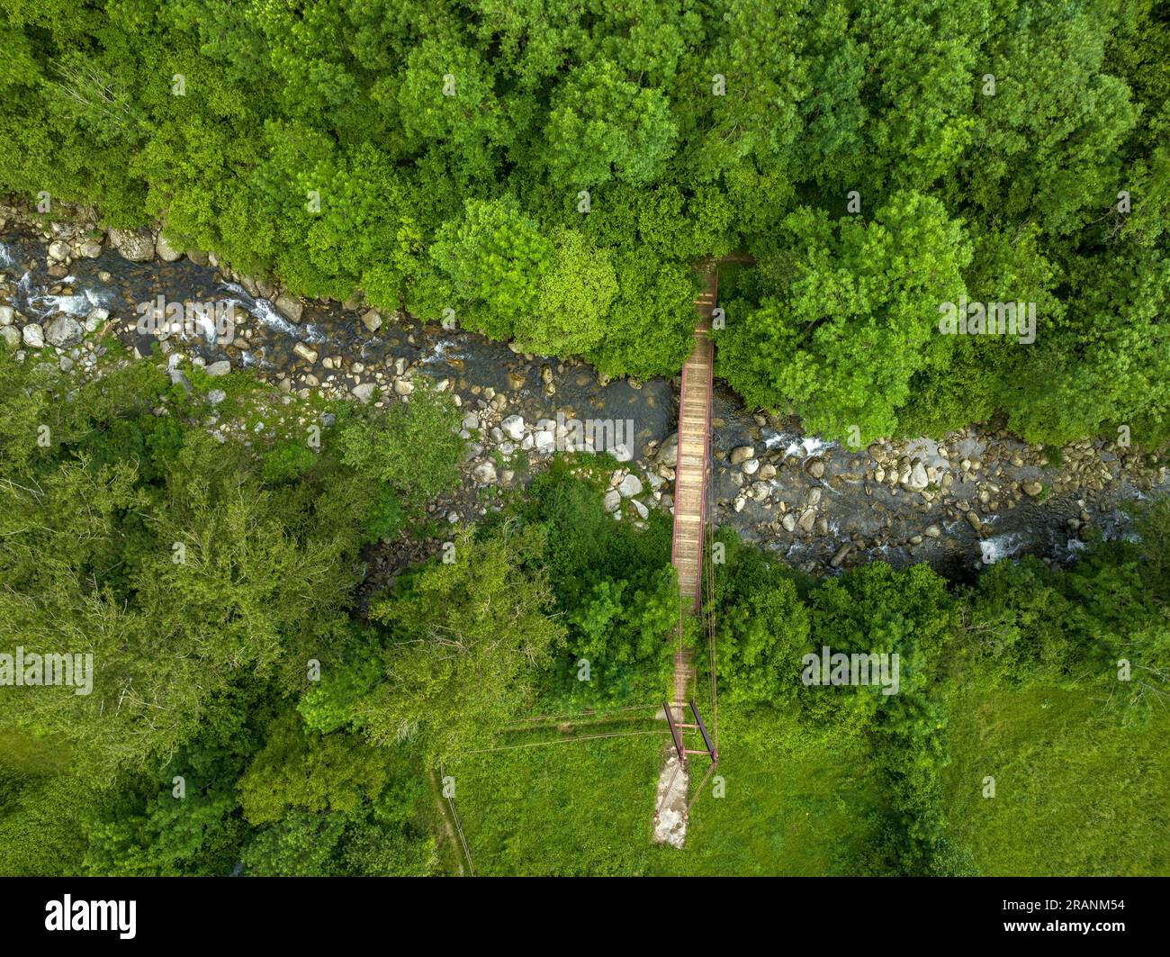Blick auf den Fluss Noguera de Tor im Gebiet von Cardet im Vall de Boí (Alta Ribagorcca, Lleida, Katalonien, Spanien, Pyrenäen) aus der Vogelperspektive Stockfoto