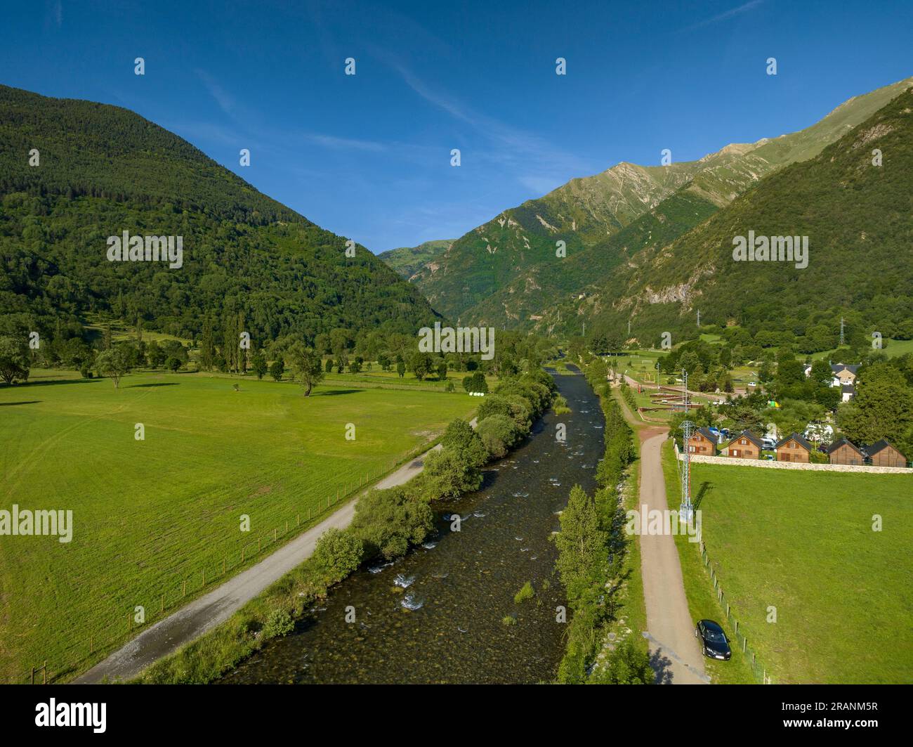 Blick aus der Vogelperspektive auf den Fluss Noguera de Tor im Vall de Boí, der durch Barruera fließt (Alta Ribagorcca, Lleida, Katalonien, Spanien, Pyrenäen) Stockfoto