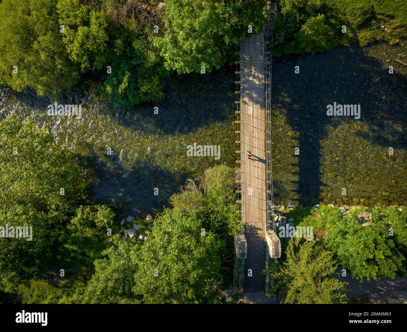 Blick aus der Vogelperspektive auf den Fluss Noguera de Tor im Vall de Boí, der durch Barruera fließt (Alta Ribagorcca, Lleida, Katalonien, Spanien, Pyrenäen) Stockfoto
