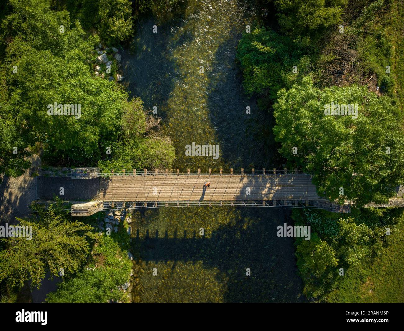 Blick aus der Vogelperspektive auf den Fluss Noguera de Tor im Vall de Boí, der durch Barruera fließt (Alta Ribagorcca, Lleida, Katalonien, Spanien, Pyrenäen) Stockfoto
