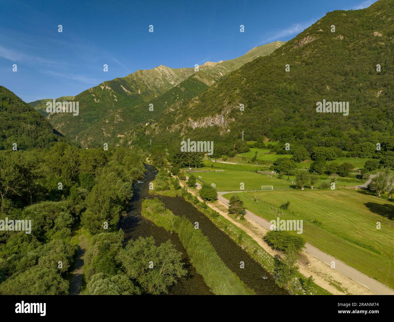 Blick aus der Vogelperspektive auf den Fluss Noguera de Tor im Vall de Boí, der durch Barruera fließt (Alta Ribagorcca, Lleida, Katalonien, Spanien, Pyrenäen) Stockfoto