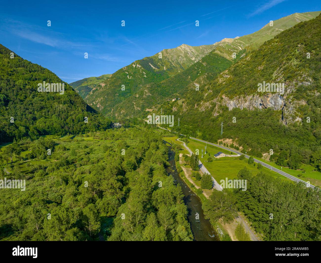 Blick aus der Vogelperspektive auf den Fluss Noguera de Tor im Vall de Boí, der durch Barruera fließt (Alta Ribagorcca, Lleida, Katalonien, Spanien, Pyrenäen) Stockfoto