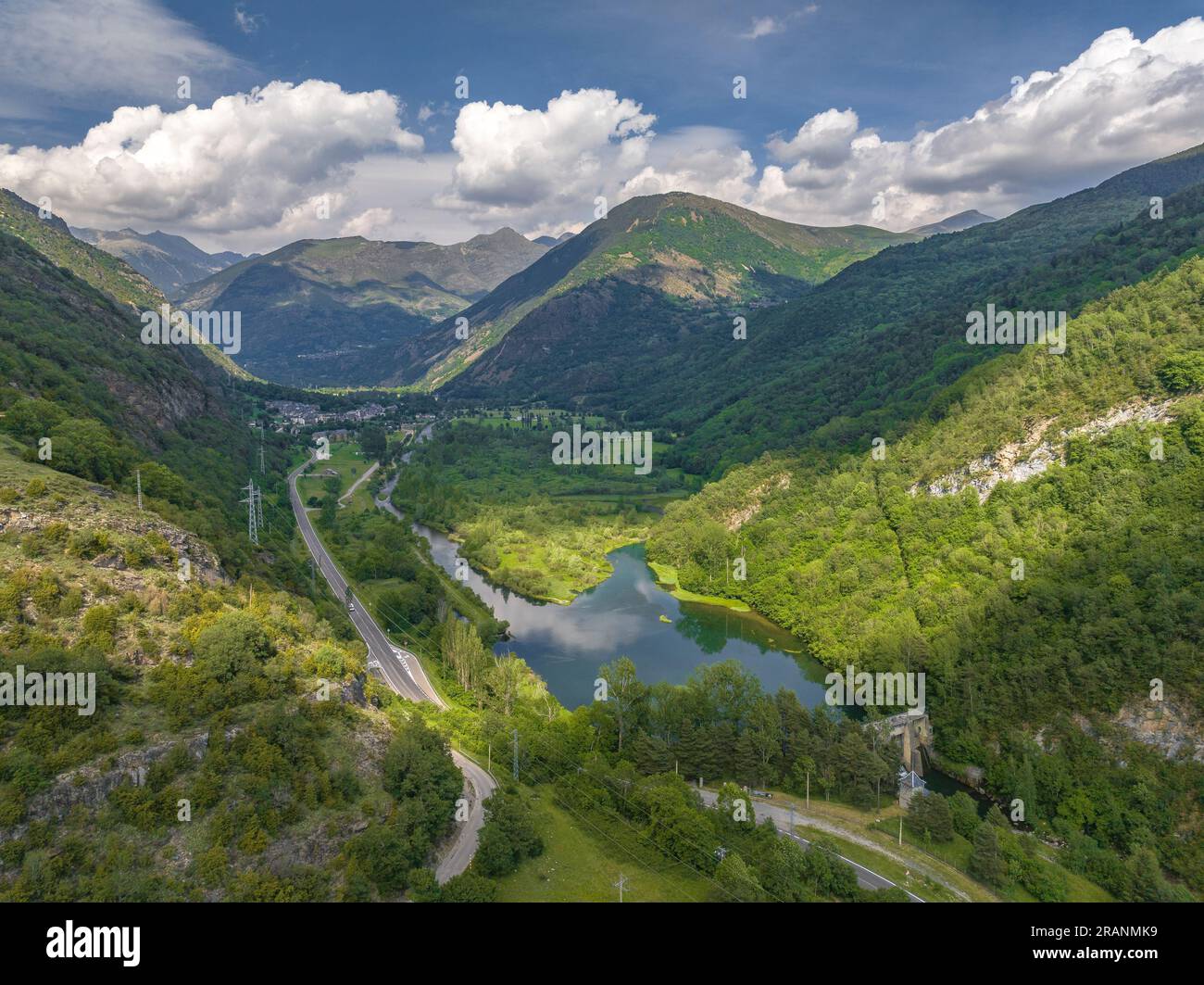 Blick aus der Vogelperspektive auf das Cardet-Reservoir und das Vall de Boí-Tal im Frühjahr (Alta Ribagorcca, Lleida, Katalonien, Spanien, Pyrenäen) Stockfoto