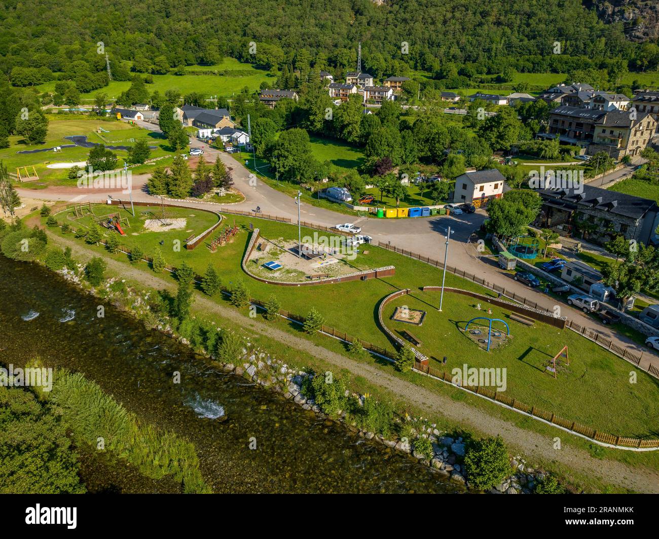 Luftaufnahme der Kindergegend der Stadt Barruera am Fluss Noguera de Tor im Boí-Tal (Lleida, Katalonien, Spanien, Pyrenäen) Stockfoto