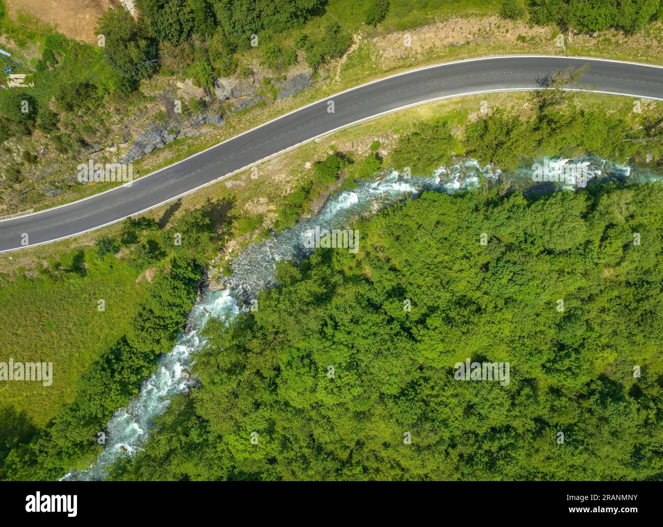 Luftaufnahme des Flusses Noguera de Tor im Boí-Tal am Llesp-Reservoir (Alta Ribagorcka, Lleida, Katalonien, Spanien, Pyrenäen) Stockfoto