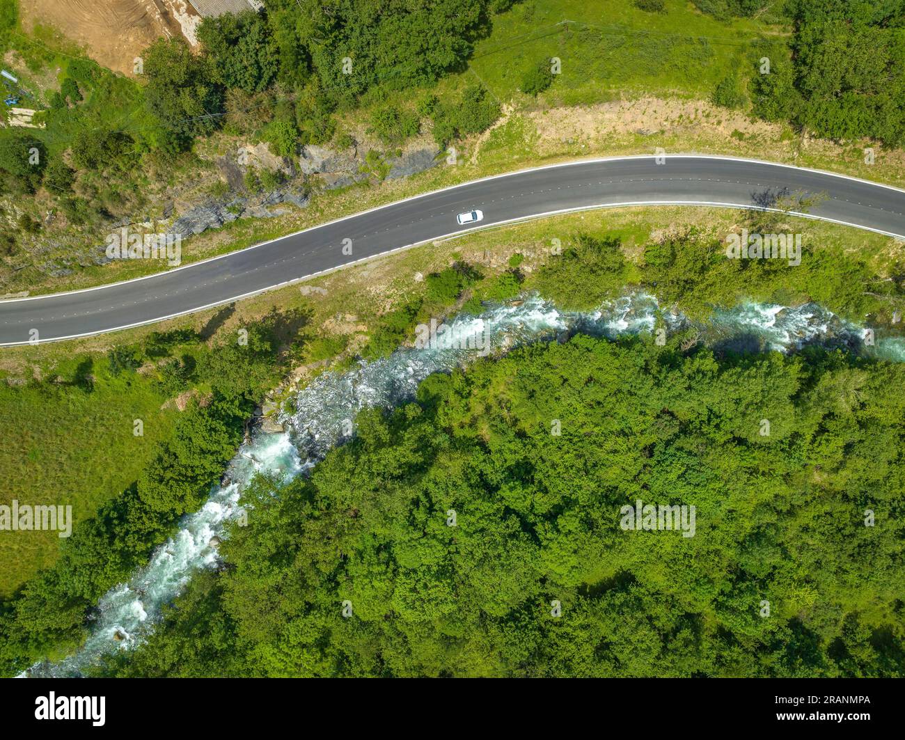 Luftaufnahme des Flusses Noguera de Tor im Boí-Tal am Llesp-Reservoir (Alta Ribagorcka, Lleida, Katalonien, Spanien, Pyrenäen) Stockfoto