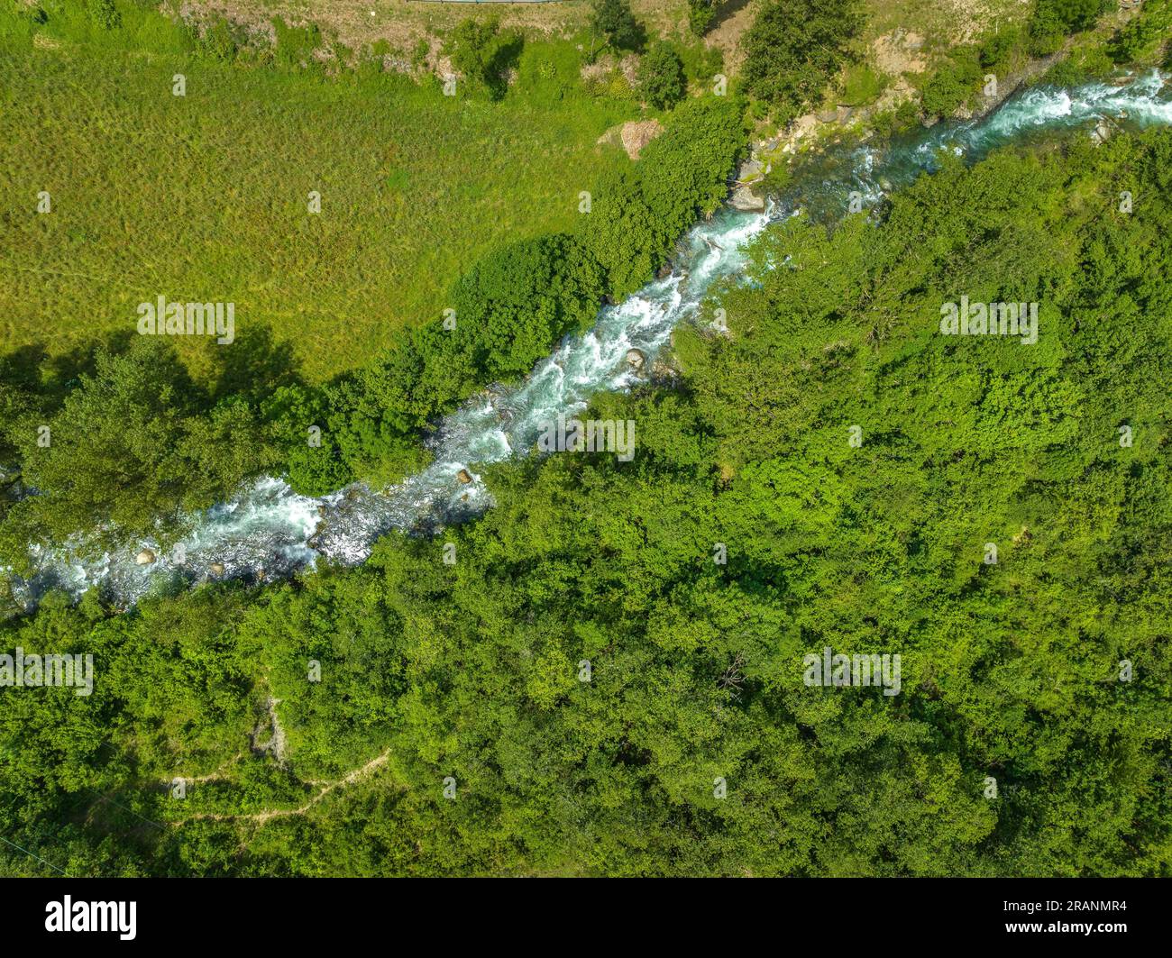 Luftaufnahme des Flusses Noguera de Tor im Boí-Tal am Llesp-Reservoir (Alta Ribagorcka, Lleida, Katalonien, Spanien, Pyrenäen) Stockfoto