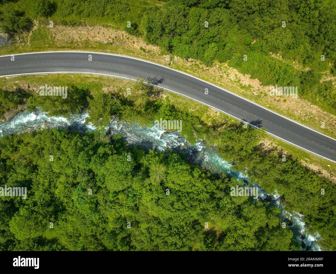 Luftaufnahme des Flusses Noguera de Tor im Boí-Tal am Llesp-Reservoir (Alta Ribagorcka, Lleida, Katalonien, Spanien, Pyrenäen) Stockfoto