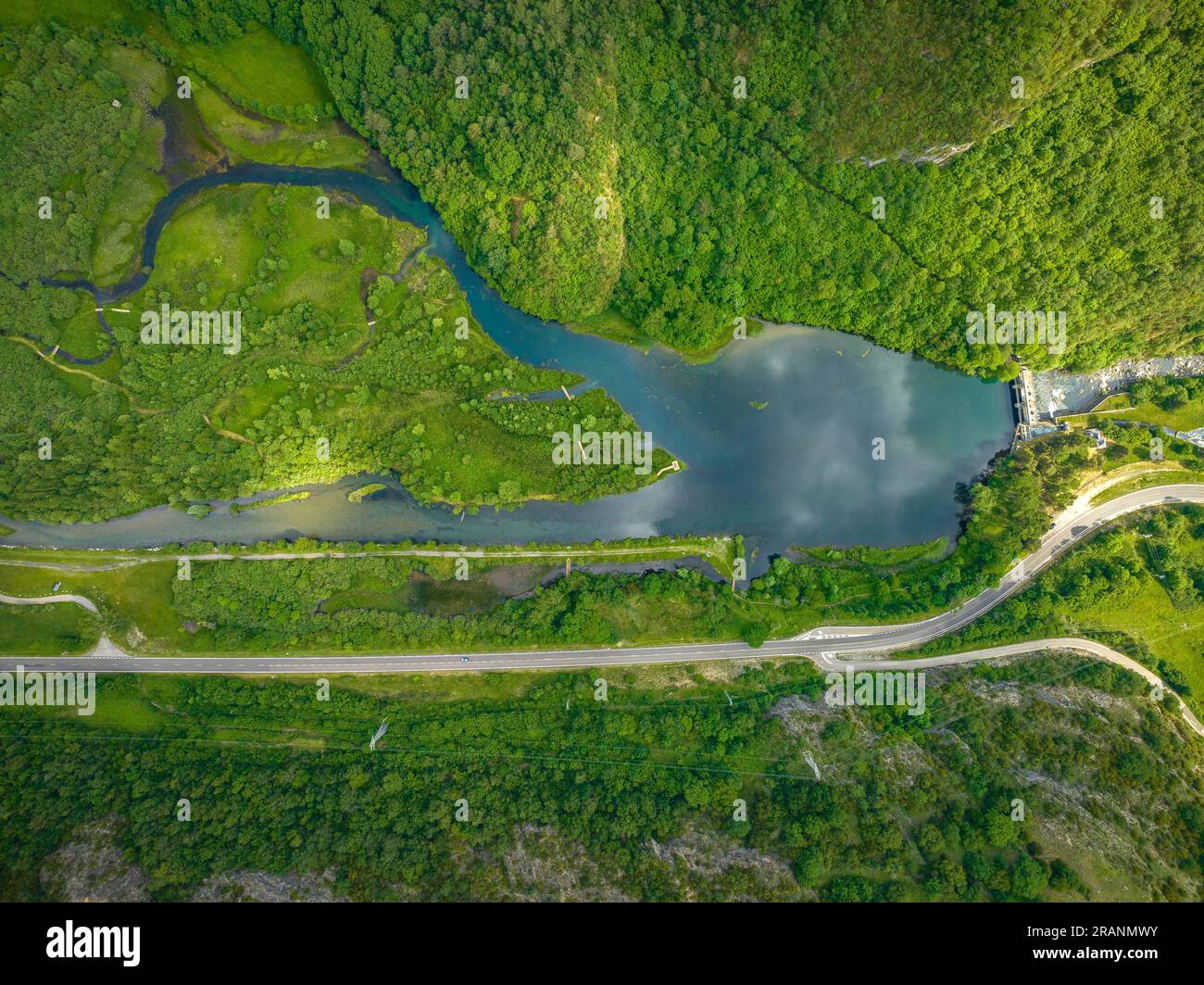 Zenithaler Blick auf das Cardet-Reservoir im Vall de Boí im Frühling (Alta Ribagorcka, Lleida, Katalonien, Spanien, Pyrenäen) Stockfoto