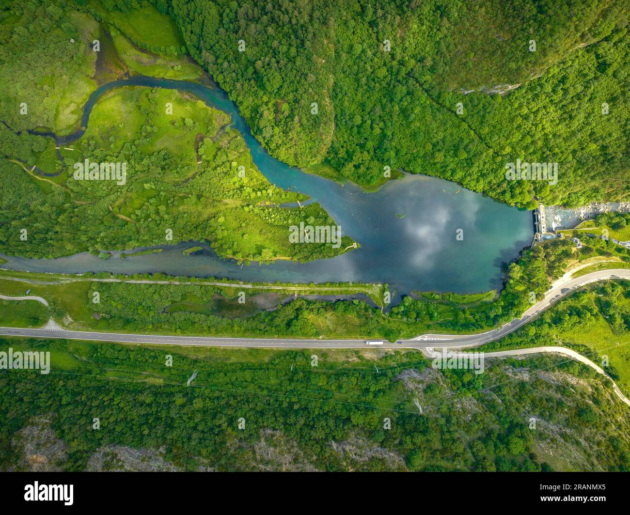 Zenithaler Blick auf das Cardet-Reservoir im Vall de Boí im Frühling (Alta Ribagorcka, Lleida, Katalonien, Spanien, Pyrenäen) Stockfoto