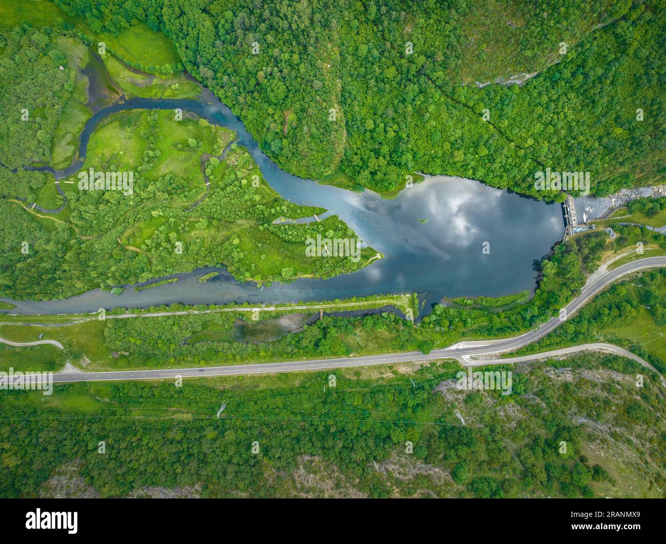 Zenithaler Blick auf das Cardet-Reservoir im Vall de Boí im Frühling (Alta Ribagorcka, Lleida, Katalonien, Spanien, Pyrenäen) Stockfoto