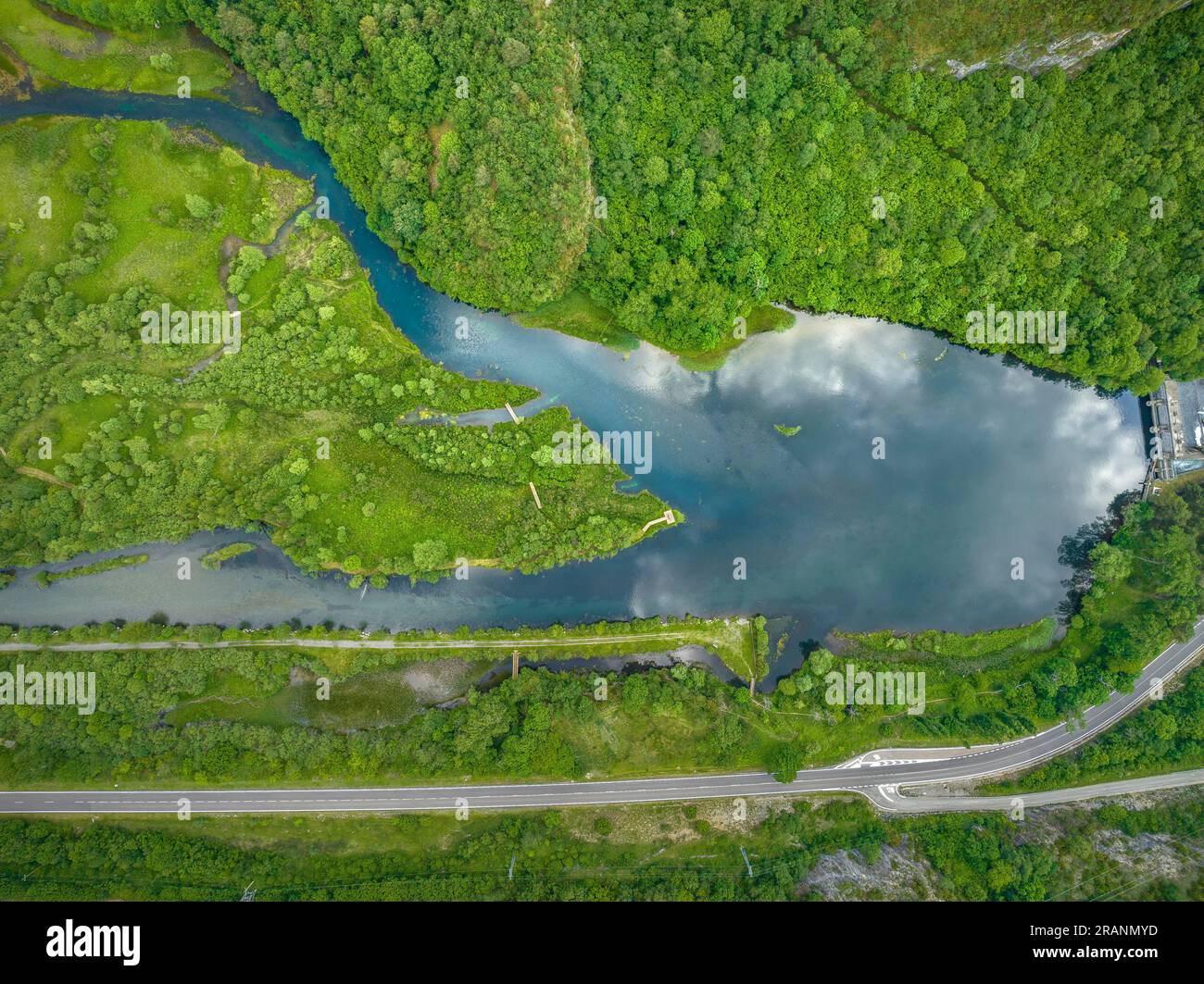Zenithaler Blick auf das Cardet-Reservoir im Vall de Boí im Frühling (Alta Ribagorcka, Lleida, Katalonien, Spanien, Pyrenäen) Stockfoto