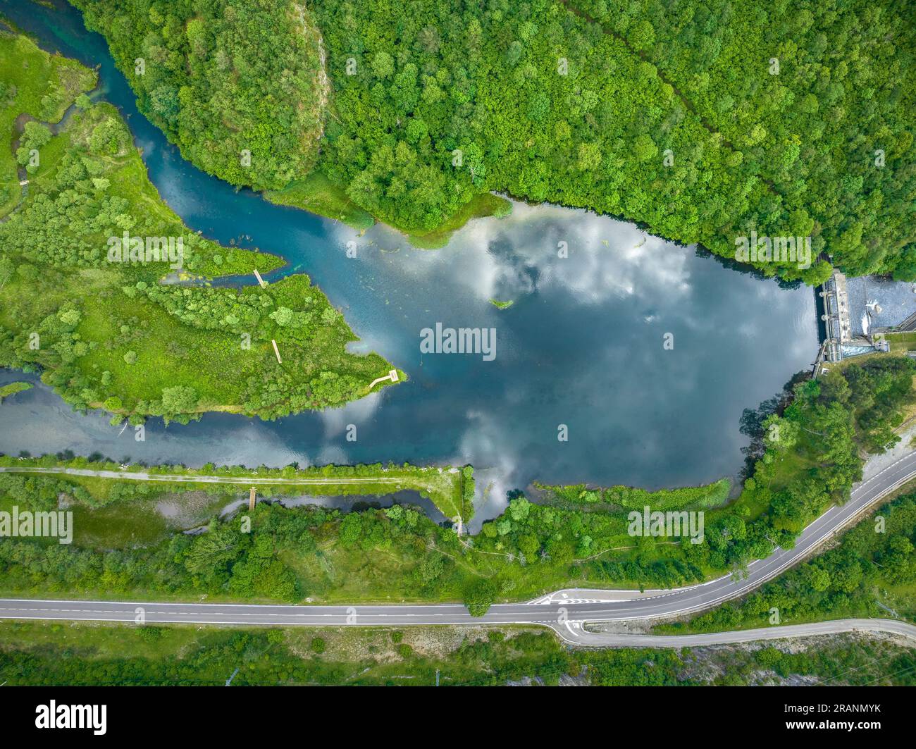 Zenithaler Blick auf das Cardet-Reservoir im Vall de Boí im Frühling (Alta Ribagorcka, Lleida, Katalonien, Spanien, Pyrenäen) Stockfoto