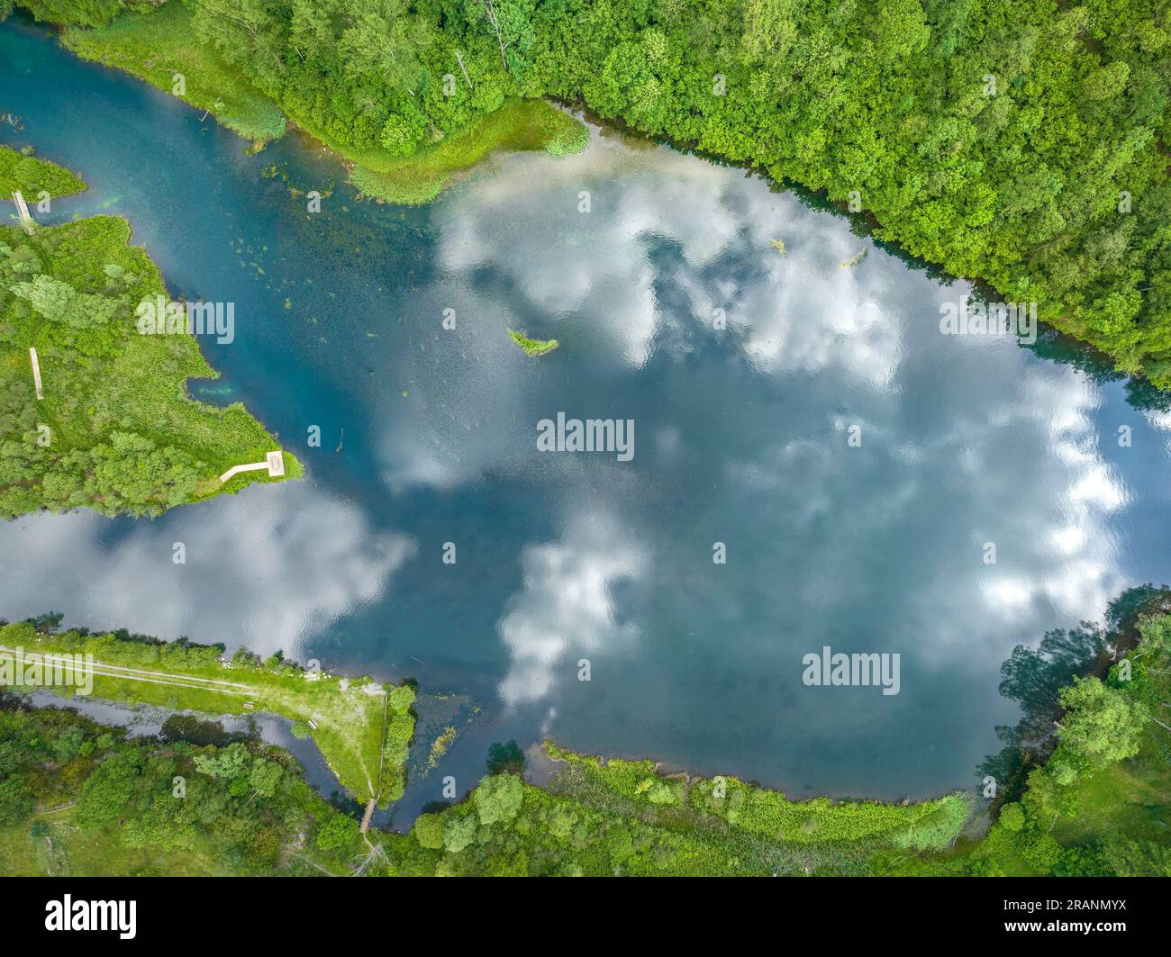 Zenithaler Blick auf das Cardet-Reservoir im Vall de Boí im Frühling (Alta Ribagorcka, Lleida, Katalonien, Spanien, Pyrenäen) Stockfoto
