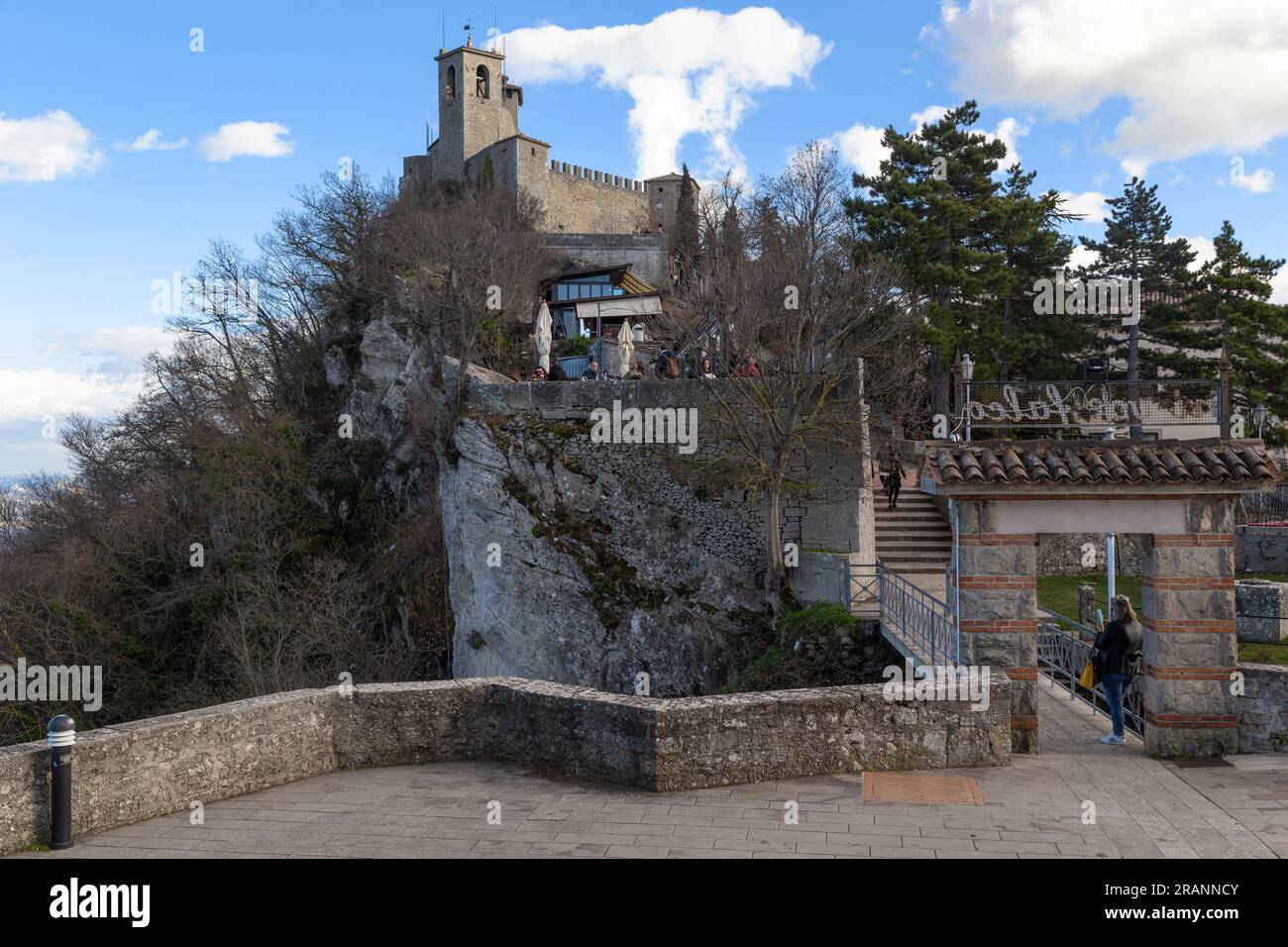 SAN MARINO, SAN MARINO - 11. MÄRZ 2023: Dies ist ein Blick auf die Guaita-Festung oder den ersten Turm auf dem Monte Titano, der die erste von drei Festungen erbaut hat Stockfoto