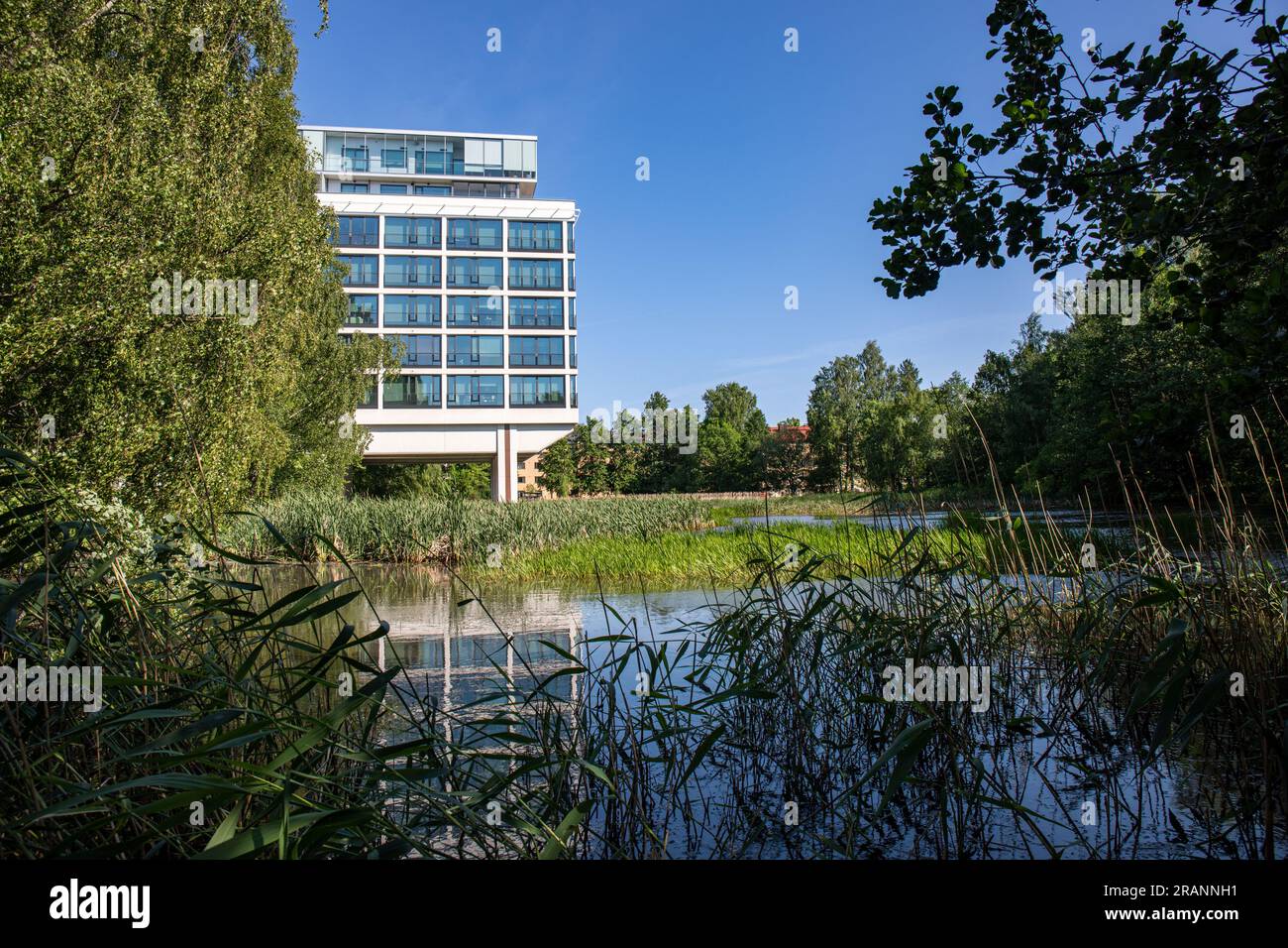 Ehemaliger Hauptsitz der Kone Corporation (1973), entworfen von Markku Petäjä, heute ein Wohngebäude, in Munkkiniemen puistotie 24 in Helsinki, Finnland Stockfoto