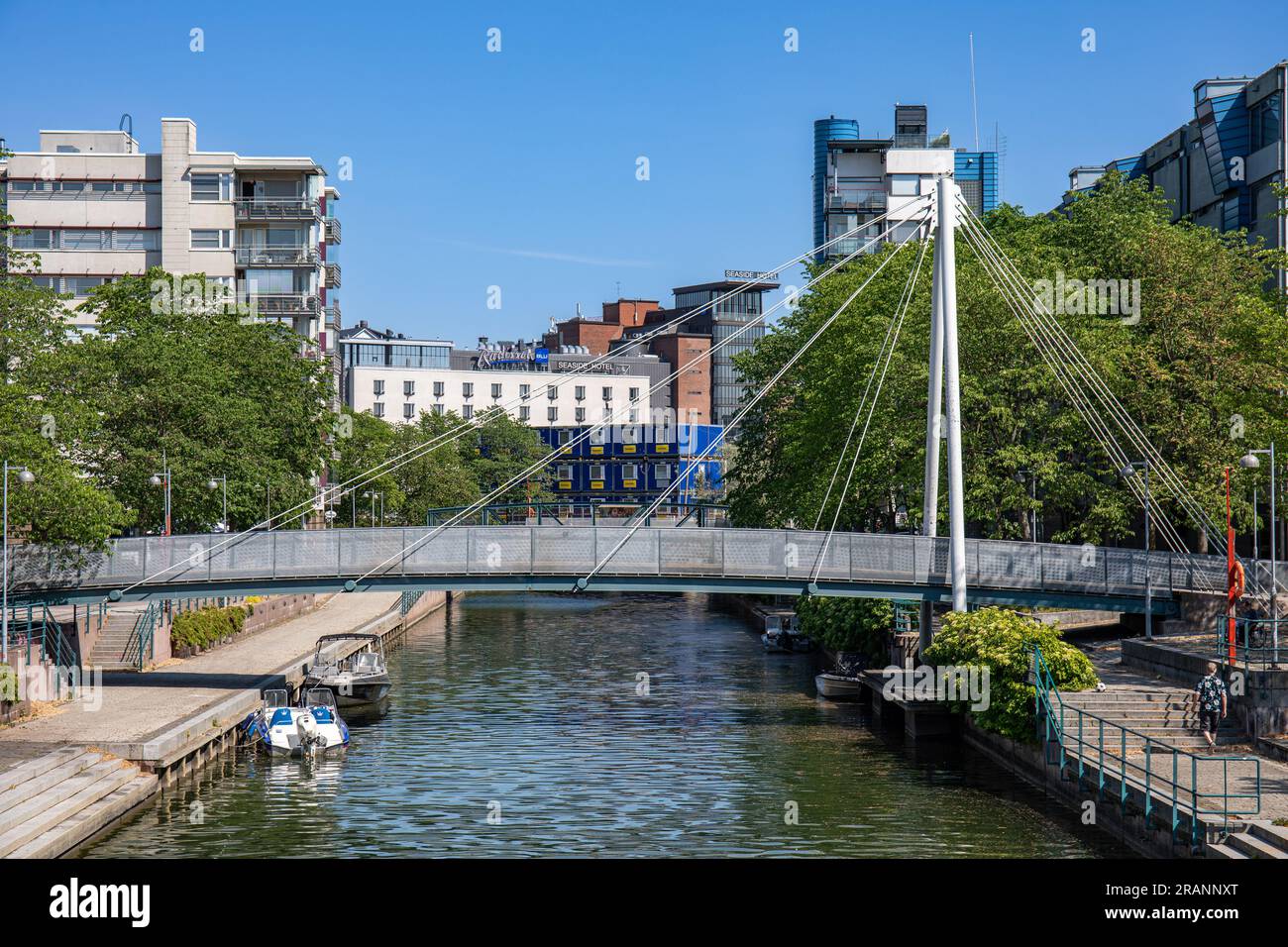 Ruoholahdenpuiston kevyen liikenteen silta, eine leichte Verkehrsbrücke über den Ruoholahti-Kanal an einem sonnigen Sommertag in Helsinki, Finnland Stockfoto