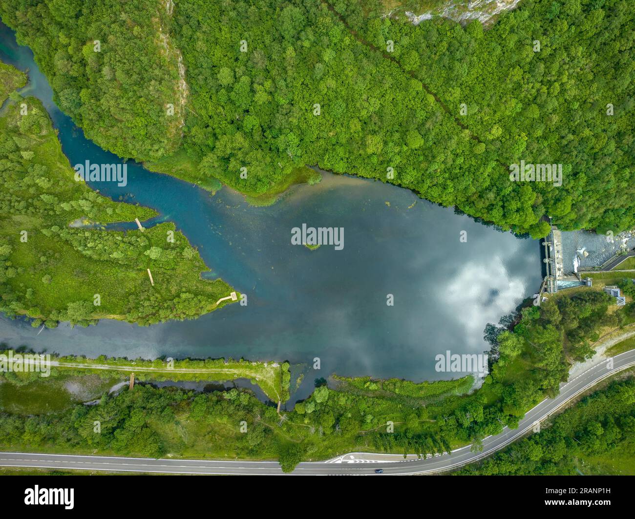 Zenithaler Blick auf das Cardet-Reservoir im Vall de Boí im Frühling (Alta Ribagorcka, Lleida, Katalonien, Spanien, Pyrenäen) Stockfoto