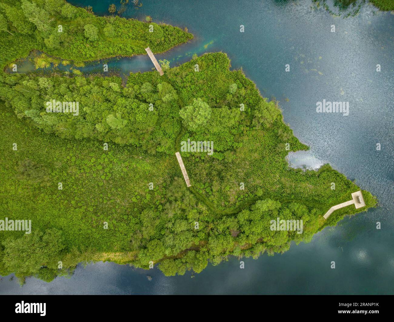 Zenithaler Blick auf das Cardet-Reservoir im Vall de Boí im Frühling (Alta Ribagorcka, Lleida, Katalonien, Spanien, Pyrenäen) Stockfoto