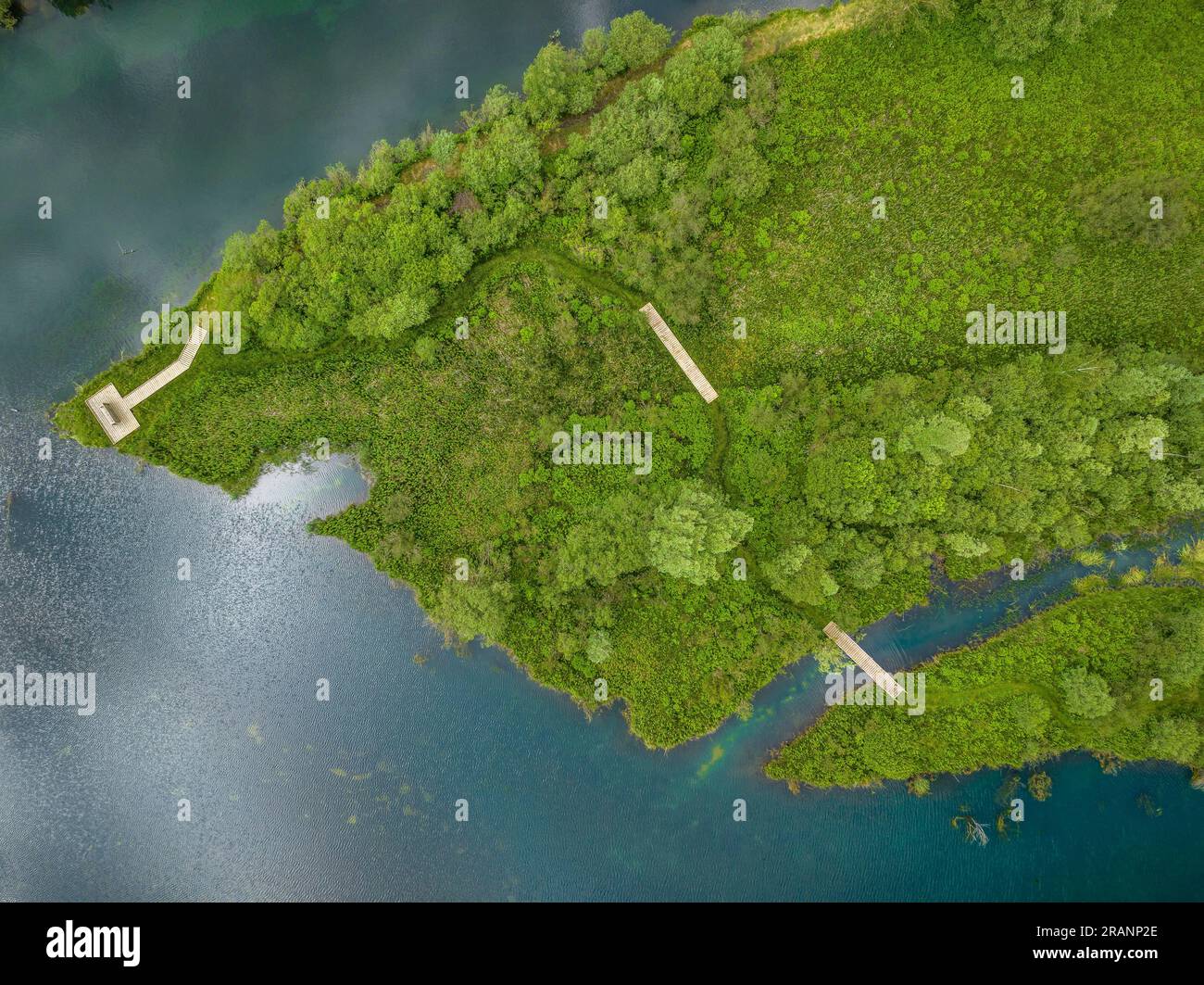 Zenithaler Blick auf das Cardet-Reservoir im Vall de Boí im Frühling (Alta Ribagorcka, Lleida, Katalonien, Spanien, Pyrenäen) Stockfoto